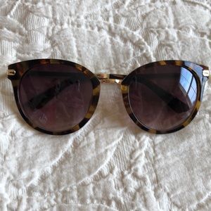 Tortoise shell print sunglasses